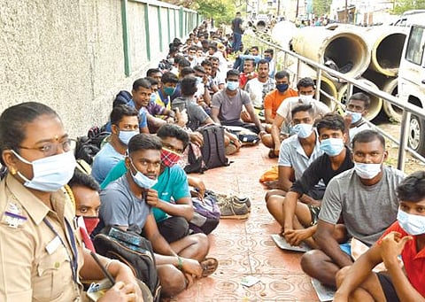 பாளையங்கோட்டையில்  தூய சவேரியார் கல்லூரி மைதானத்தில்  நடைபெறும்  2-ம் நிலை காவலர் பணிக்கான உடல்தகுதி தேர்வில் பங்கேற்க நீண்ட வரிசையில் நிற்கும் பெண்கள். 			  	       படம்: மு.லெட்சுமி அருண்