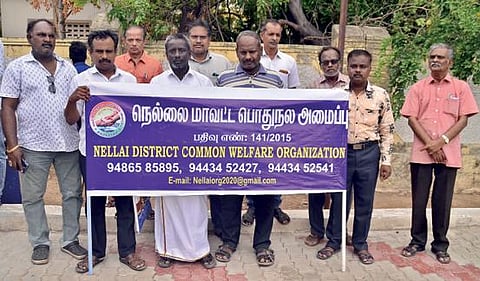 திருநெல்வேலி மாவட்ட ஆட்சியர் அலுவலகத்தில் மனு அளிக்க வந்த தமிழ்நாடு விவசாயிகள் சங்கத்தினர்.  (அடுத்த படம்) சித்த மருத்துவக் கல்லூரிக்கு 50 ஏக்கர் நிலம் ஒதுக்கீடு செய்யக்கோரிய நெல்லை மாவட்ட பொதுநல அமைப்பை சேர்ந்தவர்கள். 					                 படங்கள்: மு.லெட்சுமி அருண்