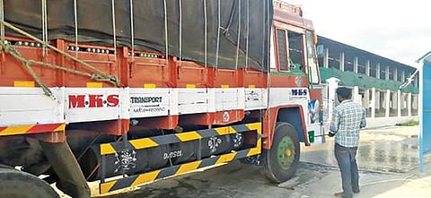 கேரள மாநிலத்தில் பறவைக் காய்ச்சல் தாக்கம் உள்ளதால் நாமக்கல்லில் உள்ள கோழிப்பண்ணைகளில் நோய் தடுப்பு நடவடிக்கை தீவிரப்படுத்தப்பட்டுள்ளது. பண்ணைகளுக்கு வரும் லாரிகள் மீது கிருமிநாசினி தெளிக்கப்பட்ட பின்னரே உள்ளே அனுமதிக்கப்படுகிறது.