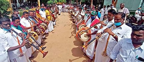 கரோனா உதவித்தொகை உள்ளிட்ட கோரிக்கைகளை வலியுறுத்தி ஈரோடு ஆட்சியர் அலுவலகத்திற்கு மனு அளிக்க வந்த தவில், நாதஸ்வரக் கலைஞர்கள்.