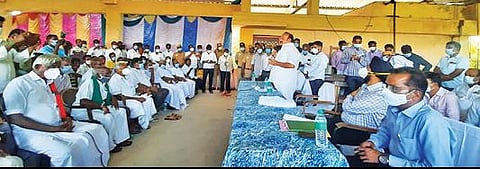 சேத்தியாத்தோப்பு எம்ஆர்கே கூட்டுறவு சர்க்கரை ஆலையில் கரும்பு விவசாயிக ளுடனான ஆலோசனை கூட்டத்தில் வேளாண்துறை அமைச்சர் எம்ஆர்கே.பன்னீர்செல்வம் பேசினார்.