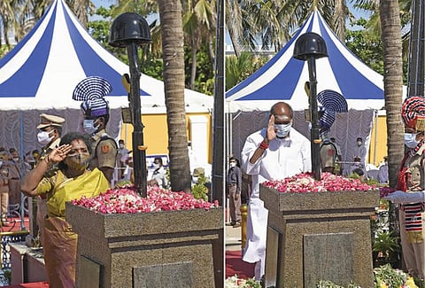 கார்கில் வெற்றி தினத்தை முன்னிட்டு புதுச்சேரி கடற்கரை சாலையில் உள்ள கார்கில் நினைவிடத்தில் துணைநிலை ஆளுநர் தமிழிசை சவுந்தரராஜன், முதல்வர் ரங்கசாமி மாலை அணிவித்து மரியாதை செலுத்தினர். படம்: எம்.சாம்ராஜ்