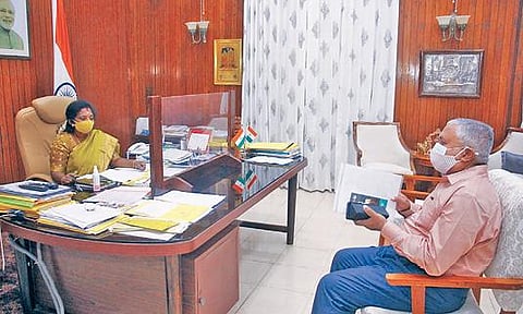 புதுச்சேரி ராஜ்நிவாஸில் நேற்று துணைநிலை ஆளுநர் தமிழிசையை சந்தித்து உள்ளாட்சித்தேர்தல் தொடர்பாக ஆலோசித்த மாநிலத் தேர்தல் ஆணையர் ராய் பி. தாமஸ்.