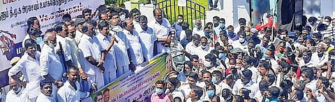 விழுப்புரத்தில் தமிழக அரசை கண்டித்து அதிமுக சார்பில் நடைபெற்ற கண்டன ஆர்ப்பாட்டத்தில் முன்னாள் அமைச்சர் சி.வி. சண்முகம் பேசுகிறார்.