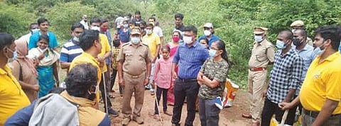 அஞ்செட்டி வனச்சரகத்தில் விதைப்பந்துகளை  தூவும்  பணியை மேற்கொண்ட தன்னார்வலர்களுடன் மாவட்ட வன அலுவலர் பிரபு, மாவட்ட வன பாதுகாவலர் கார்த்திகாயினி , வனச்சரகர் சீதாராமன் மற்றும் வனப்பணியாளர்கள் உள்ளனர்.