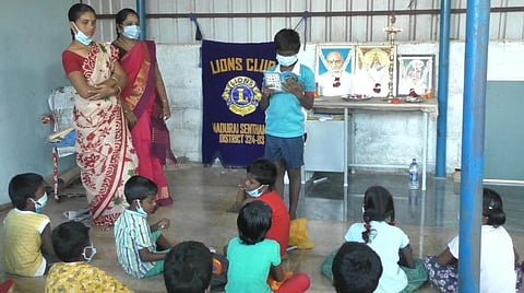 கரோனாவால் பள்ளி செல்லாதவர்களுக்கு இலவசக் கல்வி; ஆதரவற்ற பெண்களுக்கு வேலை: அசத்தும் பெண் ஊராட்சித் தலைவர்