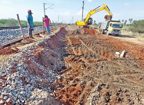 கோவில்பட்டி- கடம்பூர் இடையே ரயில்களை வேகமாக இயக்க ரூ.21.74 கோடியில் ரயில் பாதையை புதுப்பிக்கும் பணி  நடைபெற்று வருகிறது.