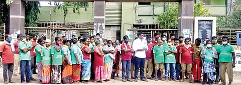 கடையநல்லூர் நகராட்சி அலுவலகம் முன்பு போராட்டத்தில் ஈடுபட்ட தூய்மைப் பணியாளர்கள்.