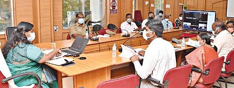 நாமக்கல் மாவட்ட ஆட்சியர் அலுவலகத்தில் நடைபெற்ற கொத்தடிமைத் தொழிலாளர் முறை ஒழிப்பு மற்றும் மறுவாழ்வு குறித்த கூட்டத்தில் ஆட்சியர் ஸ்ரேயா சிங் பேசினார்.