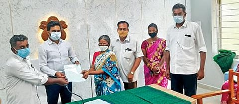 சிதம்பரம் சார்ஆட்சியர் அலுவலகத்தில் சார் ஆட்சியர் மதுபாலன் இருளர் இன மக்களுக்கு பட்டா வழங்கினார்.