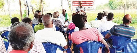 சேத்தியாத்தோப்பு அருகே உள்ள மழவராயநல்லூர் கிராமத்தில் இயற்கை விவசாயிகள் ஆலோசனைக் கூட்டம் நடந்தது.