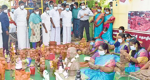 விழுப்புரம் மாவட்டத்தில் மகளிர் சுய உதவிக்குழுவினர் உருவாக்கும் கைவினைப் பொருட்களை ஊரக வளர்ச்சித்துறை அமைச்சர் பெரிய கருப்பன் உள்ளிட்டோர் பார்வையிடுகின்றனர். உடன் ஆட்சியர் மோகன் உள்ளிட்டோர்.