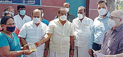 விவசாயிகள் 7 பேருக்கு ரூ.8.3 லட்சம் பயிர் கடனை உணவு மற்றும் உணவு பொருள் வழங்கல் துறை அமைச்சர் அர.சக்கரபாணி மற்றும் ஊரக தொழில் துறை அமைச்சர் தா.மோ.அன்பரசன்  ஆகியோர் வழங்கினர்.﻿﻿