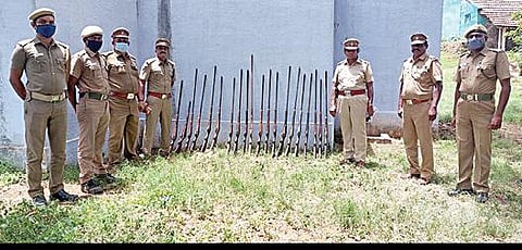 சேலம் மாவட்டம் தீவட்டிப்பட்டியை அடுத்த டேனிஷ்பேட்டை அருகே உள்ள கண்ணப் பாடி மலைக் கிராமத்தில் புதரில் இருந்து மீட்கப்பட்ட உரிமம் இல்லாத நாட்டுத் துப்பாக்கியுடன் வனத் துறையினர் மற்றும் போலீஸார்.