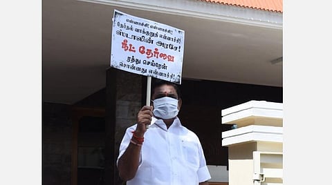 ஆர்ப்பாட்டத்தில் எடப்பாடி பழனிசாமி. | படம்: எஸ்.குரு பிரசாத்.