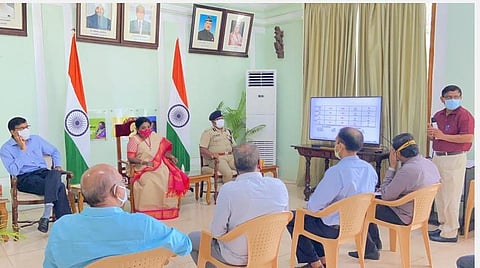 கரோனா பணிக்குழு அமைத்து தினசரி நிலவரம் குறித்து விவாதித்து முடிவு எடுக்க வேண்டும்: ஆளுநர் தமிழசை அறிவுறுத்தல்