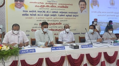 வேலூர் ஆட்சியர் அலுவலகத்தில் நடைபெற்ற ஆய்வுக்கூட்டத்தில் அமைச்சர் பெரிய கருப்பன், ஆட்சியர் குமார வேல் பாண்டியன் உள்ளிட்டோர் கலந்து கொண்டனர். படம். வி.எம்.மணிநாதன்.