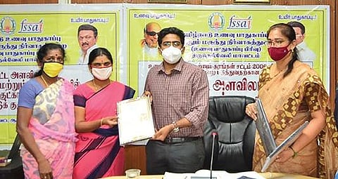 திருநெல்வேலியில் நடைபெற்ற உணவு பாதுகாப்புத்துறை வழிகாட்டுதல் குழு கூட்டத்தில் அங்கன்வாடி மையங்களுக்கான தரச்சான்றிதழ்களை வழங்குகிறார்,  மாவட்ட  ஆட்சியர் வே. விஷ்ணு.