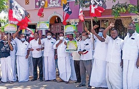 திருச்சி  காட்டூர் சக்தி நகரில் நேற்று நடைபெற்ற ஆர்ப்பாட்டத்தில் பங்கேற்ற அதிமுக தெற்கு மாவட்டச் செயலாளர் ப.குமார் உள்ளிட்டோர். (அடுத்த படம்) கரூர் அருகேயுள்ள ஆண்டாங்கோவில் மில்கேட் பகுதியில் நேற்று  அதிமுக சார்பில் நடைபெற்ற ஆர்ப்பாட்டத்தில் பங்கேற்ற முன்னாள் அமைச்சர் எம்.ஆர்.விஜயபாஸ்கர் உள்ளிட்டோர். (3-வது படம்) தஞ்சாவூர் ஆற்றுப் பாலத்தில் நேற்று துணை ஒருங்கிணைப்பாளர் ஆர்.வைத்திலிங்கம் தலைமையில் ஆர்ப்பாட்டத்தில் ஈடுபட்ட அதிமுகவினர். (கடைசி படம்) நாகை மாவட்டம் நாகூரை அடுத்த மேலவாஞ்சூர் பகுதியில் நேற்று நடைபெற்ற ஆர்ப்பாட்டத்தில் பங்கேற்ற அதிமுகவினர்.