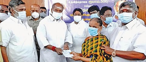 முதியோருக்கு கூடுதலாக பென்ஷன் வழங்கும் திட்டத்தை முதல்வர் ரங்கசாமி தொடங்கி வைத்தார். அருகில் அமைச்சர் தேனீ.ஜெயகுமார், ஆறுமுகம் எம்எல்ஏ உள்ளிட்டோர்.