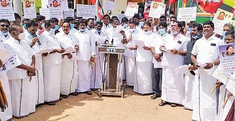 கடலூரில் முன்னாள் அமைச்சர் சம்பத் தலைமையில் அதிமுகவினர் ஆர்ப்பாட்டத்தில் ஈடுபட்டனர்.