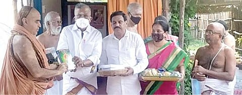 காஞ்சிபுரம் அருகே உள்ள ஓரிக்கை மகா பெரியவர் மணி மண்டபத்தில் புலவர் வே.மாகதேவன் எழுதிய `ஸ்ரீ காஞ்சி சங்கரமடம் வரலாறு' என்ற ஆய்வு நூலை வெளியிடுகிறார் காஞ்சிபுரம் சங்கர மடத்தின் மடாதிபதி ஸ்ரீவிஜயேந்திர சரஸ்வதி சுவாமிகள். நூலின் முதல் பிரதியை பாஜக மூத்த தலைவர் இல.கணேசன் பெற்றுக்கொண்டார்.