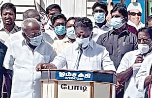 சேலத்தில் அதிமுக இணை ஒருங்கிணைப்பாளர் பழனி சாமி தலைமையில் ஆர்ப்பாட்டம் நடத்திய அதிமுகவினர். படம்: எஸ்.குரு பிரசாத்