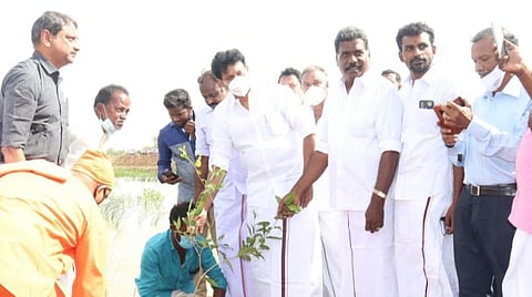 தூர்வாரும் பணியைப் பார்வையிட்ட அமைச்சர் அன்பில் மகேஸ் பொய்யாமொழி.
