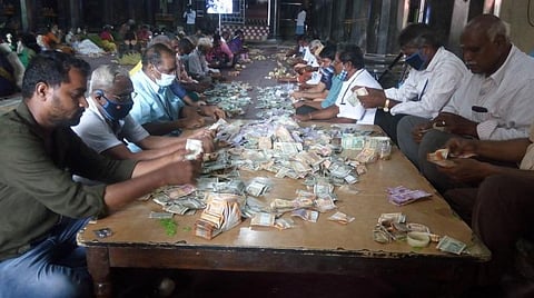 திருவண்ணாமலை அண்ணாமலையார் கோயிலில் உண்டியல்களில் பக்தர்கள் செலுத்திய காணிக்கையை எண்ணும் பணி நடைபெற்றது. | படம்: இரா.தினேஷ்குமார்.  