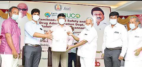 தி.மலையில் ஒருமுறை பயன்படுத்தப்பட்ட சமையல் எண்ணெய் மூலம் பயோ டீசல் தயாரிக்கும் திட்டத்தை நேற்று தொடங்கி வைத்த ஆட்சியர் பா.முருகேஷ்.