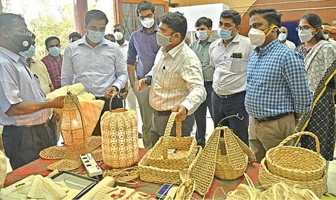 தூத்துக்குடி மாவட்ட ஆட்சியர் அலுவலகத்தில் வாழைநார் மூலம் தயாரிக்கப்பட்ட பொருட்கள் கண்காட்சியை மாவட்ட சிறப்பு கண்காணிப்பு அதிகாரி கோ.பிரகாஷ் பார்வையிட்டார். உடன் மாவட்ட ஆட்சியர் கி.செந்தில்ராஜ், மாநகராட்சி ஆணையர் சாரு உள்ளிட்டோர். 			       படம்: என்.ராஜேஷ்