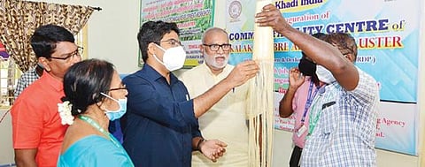 களக்காட்டில் அமைக்கப்பட்டுள்ள   நார் சார்ந்த தொழில்கள் செய்யும் கைவினைஞர்கள் பயிற்சி   மையத்தை தொடங்கி வைத்து பார்வையிடும் திருநெல்வேலி மாவட்ட ஆட்சியர் வே. விஷ்ணு மற்றும் கதர் கிராம தொழில்கள் ஆணையத்தின் தென்மண்டல உறுப்பினர் சேகர்ராவ் பெரோலா.