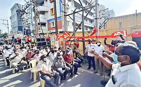 மின்சார பேருந்துகள் இயக்க போக்குவரத்துக் கழகங்களுக்கு மத்திய அரசு மானியம் வழங்க வேண்டும் என்பன உள்ளிட்ட கோரிக்கைகளை வலியுறுத்தி, சேலம் ராமகிருஷ்ணா ரோட்டில் உள்ள அரசு போக்குவரத்துக் கழக தலைமை அலுவலகம் முன்பு தமிழ்நாடு அரசு போக்குவரத்துக் கழக ஊழியர் சங்கம் (சிஐடியு) சார்பில் தர்ணா போராட்டம் நடந்தது.