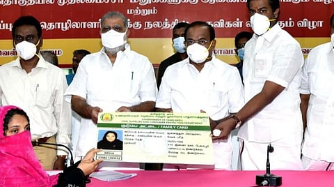 திண்டுக்கல்லில் நடந்த நிகழ்ச்சியில், புதிய குடும்ப அட்டை வழங்கிய அமைச்சர்கள் ஐ.பெரியசாமி, அர.சக்கரபாணி. 