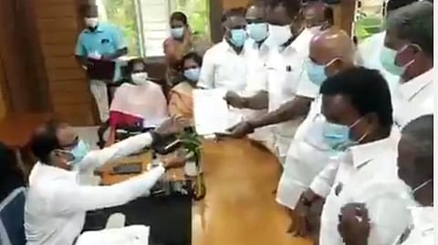 மாவட்ட ஆட்சியரை மிரட்டிய அதிமுக எம்எல்ஏக்கள் மீது நடவடிக்கை: காவல் ஆணையரிடம் திமுகவினர் புகார் 