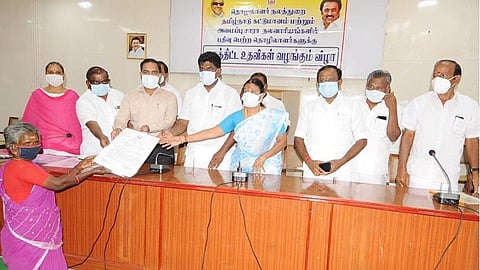 சிவகங்கை மாவட்ட ஆட்சியர் அலுவலகத்தில் அதிமுக எம்எல்ஏ செந்தில்நாதன் முன்னிலையில் பயனாளிகளுக்கு நலத்திட்ட உதவியை வழங்கிய மாவட்ட ஆட்சியர் பி.மதுசூதன்ரெட்டி.