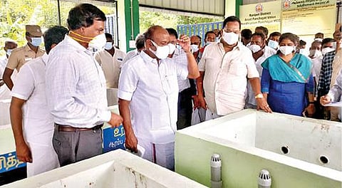 ஆற்காடு அடுத்த நந்தியாலம் கிராமத்தில் நுண்ணுயிர் தயாரிப்பு பணியை பார்வையிட்ட ஊரக வளர்ச்சித்துறை அமைச்சர் கே.ஆர்.பெரியகருப்பன், கைத்தறி மற்றும் துணிநூல் துறை அமைச்சர் ஆர்.காந்தி.