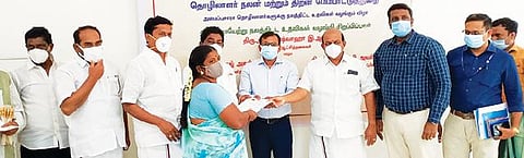 திருப்பத்தூரில் அமைப்பு சாரா தொழிலாளருக்கு நலத்திட்ட உதவிகளை வழங்கிய மாவட்ட ஆட்சியர் அமர் குஷ்வாஹா. படம்: ந.சரவணன்.