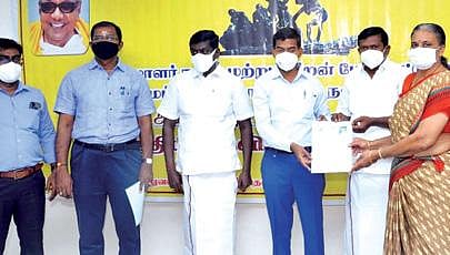 அமைப்புசாரா தொழிலாளர்களுக்கு நலத்திட்ட உதவிகளை தென்காசி மாவட்ட ஆட்சியர் கோபால சுந்தரராஜ் வழங்கினார்.