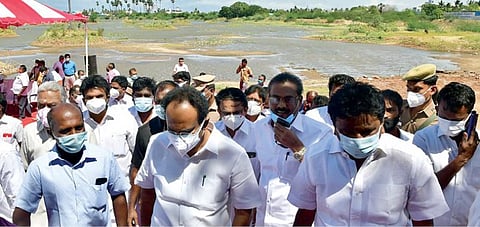 திருநெல்வேலி வேய்ந்தான்குளத்தை மேம்படுத்தி அழகுபடுத்துவது தொடர்பாக ஆய்வு மேற்கொண்ட அமைச்சர் தங்கம் தென்னரசு. 							                            படம்: அ. ஷேக்முகைதீன்