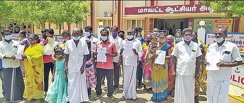 சிவகங்கை மாவட்ட ஆட்சியர் அலுவலகத்தில் மனு அளிக்க வந்த கச்சாத்தநல்லூர் ஊராட்சித் தலைவர் பெருமாள் (வலது ஓரம்) மற்றும் அவரது உறவினர்கள்.