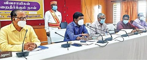 விழுப்புரம் ஆட்சியர் அலுவலகத்தில் விவசாயிகள் குறைதீர் கூட்டம் ஆட்சியர் மோகன் தலைமையில் நடைபெற்றது.