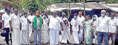 கரும்பு விவசாயிகளுக்கு வழங்க வேண்டிய நிலுவைத் தொகையை வழங்கக் கோரி ஆர்ப்பாட்டத்தில் ஈடுபட்ட தமிழ்நாடு விவசாயிகள் சங்கத்தினர்.