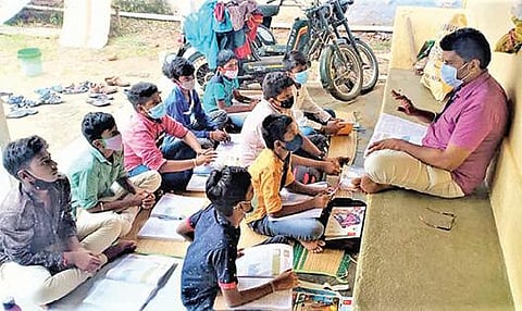 பெத்தநாயக்கனூர் அரசுப்பள்ளியில் பயிலும் கோட்டூரை சேர்ந்த மாணவர்களின் வீடுகளுக்கே சென்று பாடம் கற்பிக்கும் ஆசிரியர்.