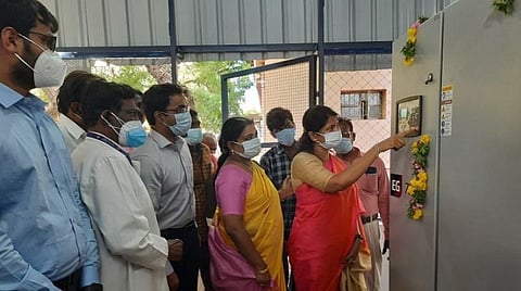 கோவில்பட்டியில் உள்ள மாவட்ட அரசு தலைமை மருத்துவமனை வளாகத்தில் திரவ ஆக்சிஜன் உற்பத்தியை கனிமொழி எம்.பி. தொடங்கி வைத்தார்.