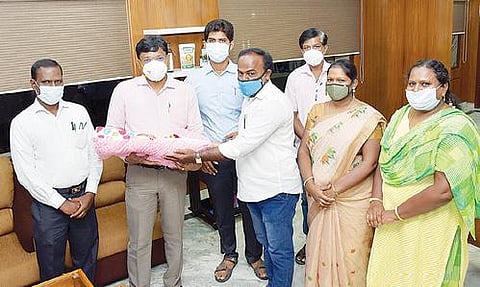 திருவண்ணாமலையில் உள்ள குழந்தை நல குழுமத்திடம் பெண் குழந்தையை ஒப்படைத்த மாவட்ட ஆட்சியர் பா.முருகேஷ்.