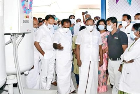 புதுக்கோட்டை அரசு மருத்துவக் கல்லூரி மருத்துவமனை வளாகத்தில் அமைக்கப்பட்டுள்ள ஆக்சிஜன்  உற்பத்தி நிலையத்தை நேற்று திறந்து வைத்து பார்வையிடும் அமைச்சர்கள் எஸ்.ரகுபதி, சிவ.வீ.மெய்யநாதன் உள்ளிட்டோர்.