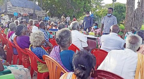 புவனகிரி அருகே உள்ள முத்துகிருஷ்ணாபுரத்தில் விவசாயிகளுக்கு இயற்கை இடுபொருட்கள் தயாரிப்பு பயிற்சி அளிக்கப்பட்டது.