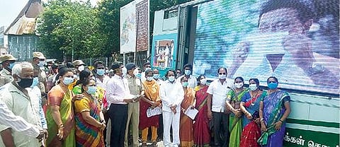 தி.மலையில் நேற்று மாவட்ட ஆட்சியர் பா.முருகேஷ் தொடங்கி வைத்த கரோனா  3-வது அலை தடுப்பு விழிப்புணர்வு பிரச்சாரத்தில் ஒருவரையொருவர் இடித்துக் கொண்டு நிற்கும் அரசு அதிகாரிகள் மற்றும் அலுவலர்கள். படம்: இரா.தினேஷ்குமார்.