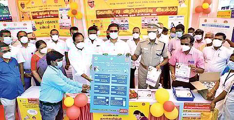 வேலூர் பழைய பேருந்து நிலையத்தில் கரோனா 3-வது அலை தடுப்பு குறித்த விழிப்புணர்வு துண்டு பிரசுரங்களை வழங்கிய ஆட்சியர் குமாரவேல் பாண்டியன். அருகில், எஸ்.பி., செல்வகுமார், எம்எல்ஏ கார்த்திகேயன் உள்ளிட்டோர். அடுத்த படம்: திருப்பத்தூர் பேருந்து நிலையத்தில் கரோனா விழிப்புணர்வு வார நிகழ்ச்சியை தொடங்கி வைத்து துண்டு பிரசுரங்களை வழங்கிய ஆட்சியர் அமர் குஷ்வாஹா. அருகில், எஸ்.பி., சிபி சக்கரவர்த்தி, எம்எல்ஏ நல்லதம்பி உள்ளிட்டோர்.